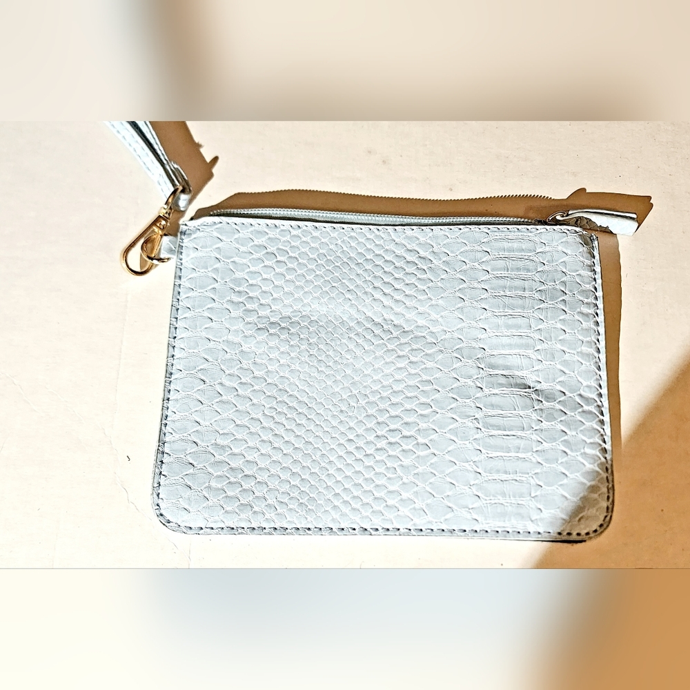 NWOT Jules Kae baby blue vegan Snake leather wristlet with detachable strap